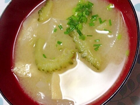 ゴーヤと玉ねぎと油揚げの味噌汁